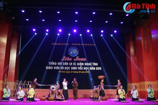 Tiết mục “Giặm xay lúa” của Phòng GD&ĐT thành phố Hà Tĩnh tại Liên hoan tiếng hát dân ca ví, giặm Nghệ Tĩnh giáo viên và học sinh tiểu học năm 2015.