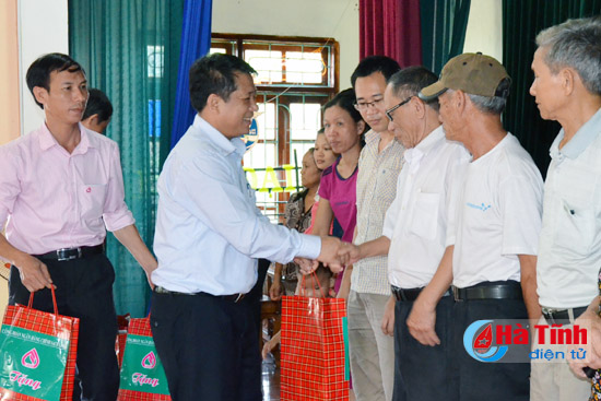 Ngân hàng Chính sách xã hội Việt Nam trao tặng 250 suất quà cho bà con ngư dân xã Kỳ Lợi (thị xã Kỳ Anh).