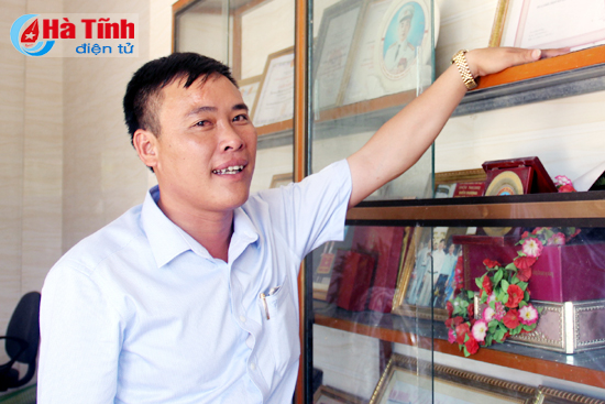 Anh Trương Xuân Bính bên bảng thành tích với nhiều bằng khen, giấy khen ghi nhận thành tích cá nhân và HTX Minh Lộc do anh làm chủ nhiệm