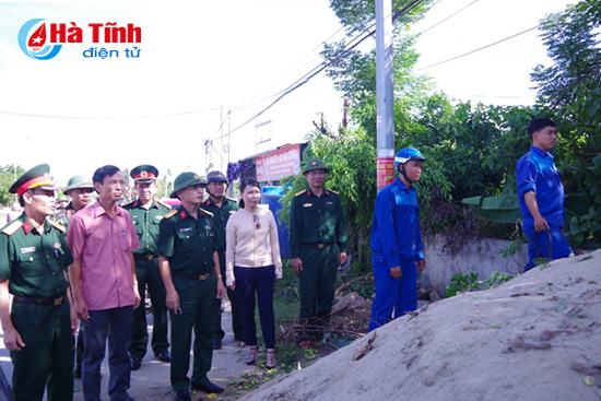 Trung đoàn 841 và Ban CHQS Lộc Hà giúp dân xây dựng NTM