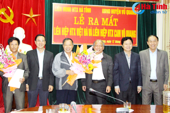 Liên minh HTX Việt Nam, huyện Vũ Quang tặng hoa chúc mừng 2 liên hiệp HTX