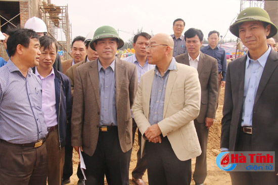 Phó Chủ tịch UBND tỉnh Đặng Quốc Vinh cùng lãnh đạo một số sở, ngành, địa phương, Tập đoàn VinGroup kiểm tra tiến độ dự án.