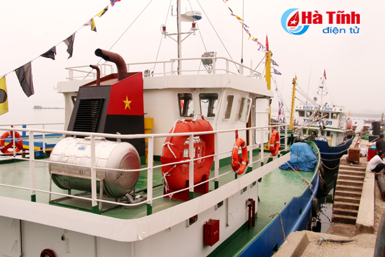 Bàn giao 2 tàu cá trị giá 30 tỷ đồng cho ngư dân Lộc Hà