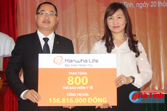 Lãnh MTTQ tỉnh nhận bảng tượng trưng 800 thẻ BHYT cho học sinh Hà Tĩnh do Hanwha Life Việt Nam trao tặng.