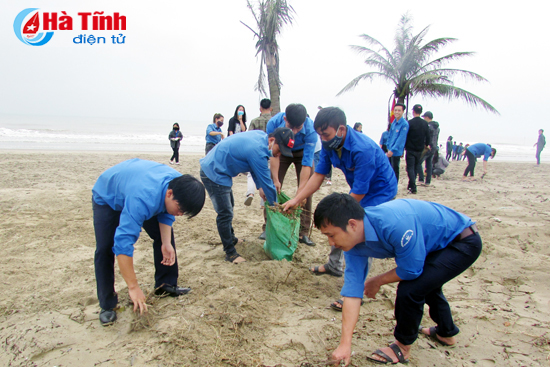 Hơn 500 ĐVTN Nghi Xuân ra quân làm sạch bãi biển