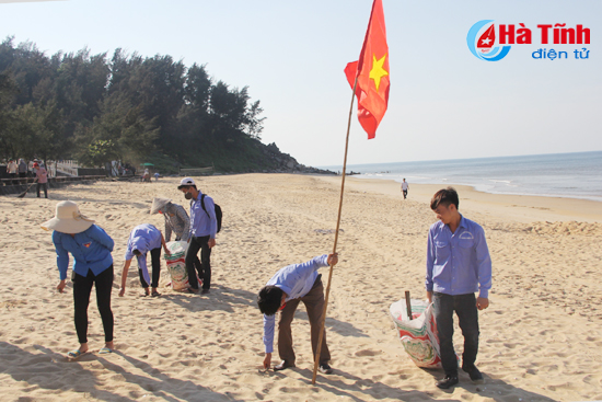 Hơn 100 CBNV, sinh viên làm sạch môi trường biển Thiên Cầm
