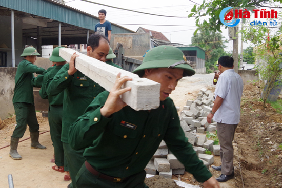 CBCS Quân sự TP Hà Tĩnh giúp dân Thạch Hưng xây dựng NTM