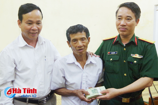 Trao 50 triệu hỗ trợ anh hùng Nguyễn Xuân Trường làm nhà ở