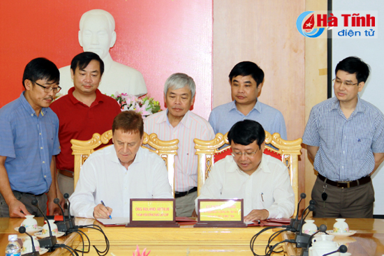 Phó Chủ tịch UBND tỉnh Dương Tất Thắng và ông Arthur Ruland đã kí kết ghi nhớ hợp tác đầu tư vào KKT Vũng Áng.