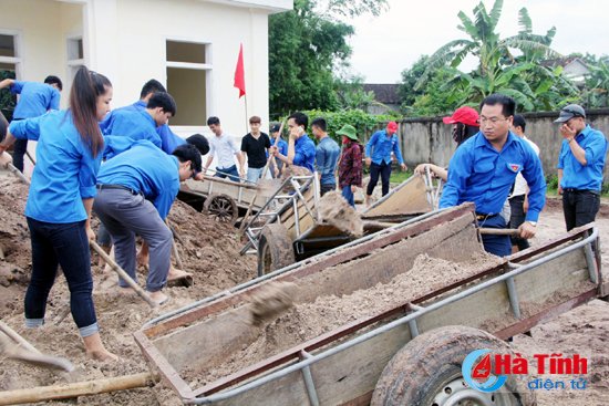 100 đoàn viên giúp dân Việt Xuyên xây dựng nông thôn mới