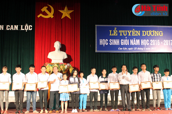 ãnh đạo Sở GD&ĐT, huyện Can Lộc trao giấy khen cho các em học sinh giỏi