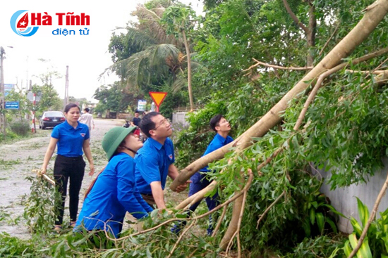 “Xắn tay” giúp dân khắc phục hậu quả mưa bão