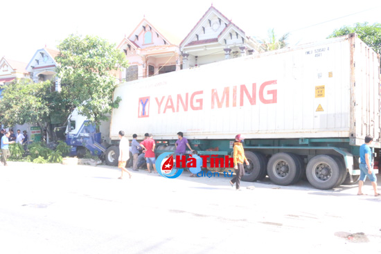 video tranh xe may xe container dam sap cong nha dan hu hong nhieu tai san
