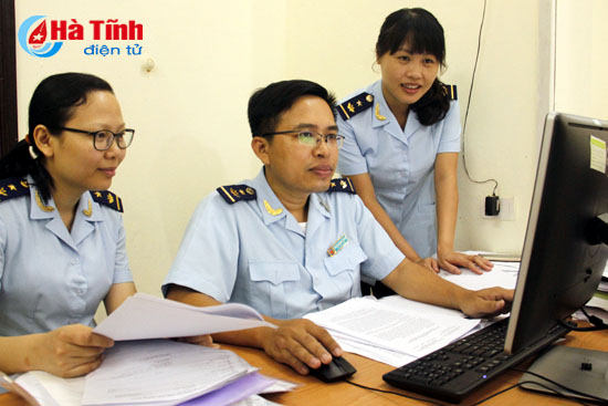 Cán bộ Hải quan Hà Tĩnh trao đổi nghiệp vụ về hệ thống dịch vụ công trực tuyến.