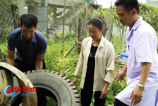 Trung tâm y tế dự phòng huyện, Trạm y tế xã Đức Bồng hướng dẫn người dân vệ sinh môi trường, lật úp các vật dụng chứa nước