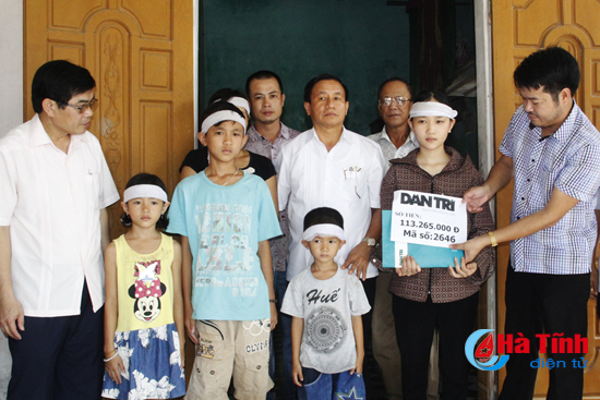 Bí thư Tỉnh ủy thăm hỏi, trao quà gia đình học sinh khó khăn ở Lộc Hà