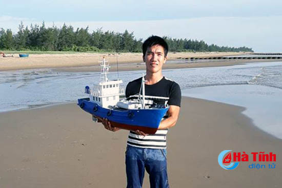 Ngư dân Hà Tĩnh chế tàu vỏ thép mô hình chạy như thật dưới biển