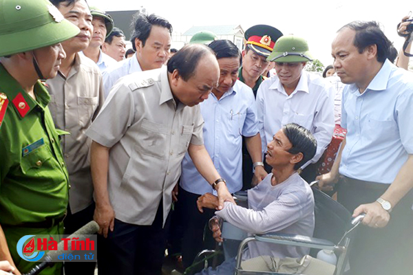 Thủ tướng kiểm tra khắc phục hậu quả bão số 10 tại Hà Tĩnh