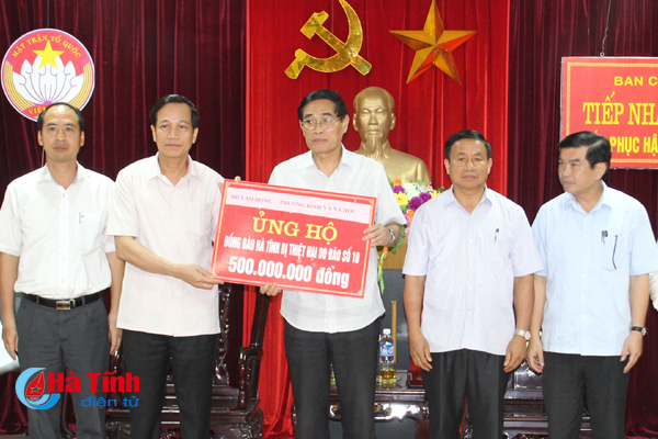 Bộ trưởng Đào Ngọc Dung thăm hỏi, trao quà hỗ trợ người dân Hà Tĩnh