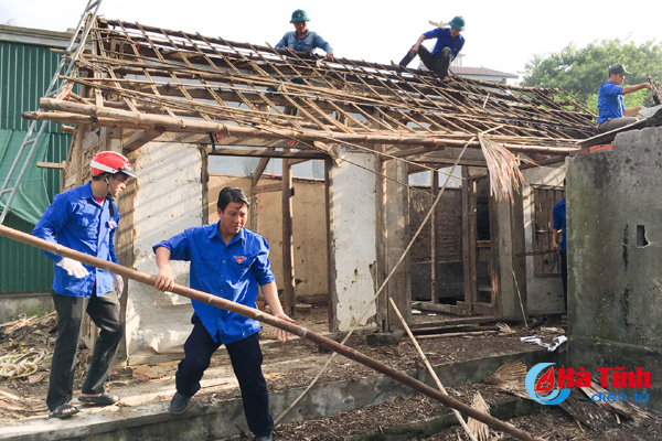 Tuổi trẻ Thành Sen giúp dân Thạch Hưng xây dựng nông thôn mới