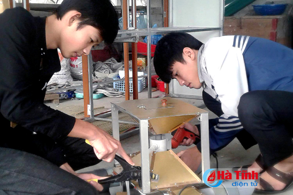 2 học sinh Hà Tĩnh sáng chế máy phân phối thức ăn NTTS từ phế liệu