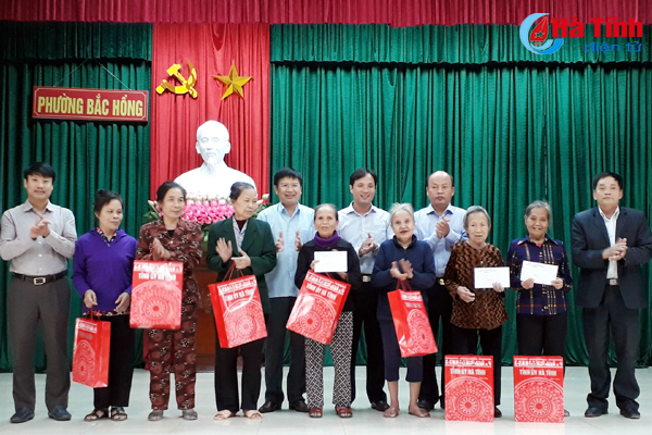 Trưởng ban Tuyên giáo Tỉnh ủy tặng quà người cao tuổi TX Hồng Lĩnh