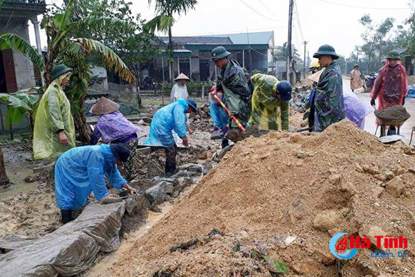 Hàng trăm cán bộ, chiến sỹ đội mưa giúp dân xây dựng NTM