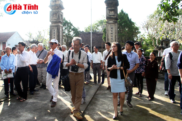 Đoàn khách quốc tế tham quan các di tích tại Trường Lộc
