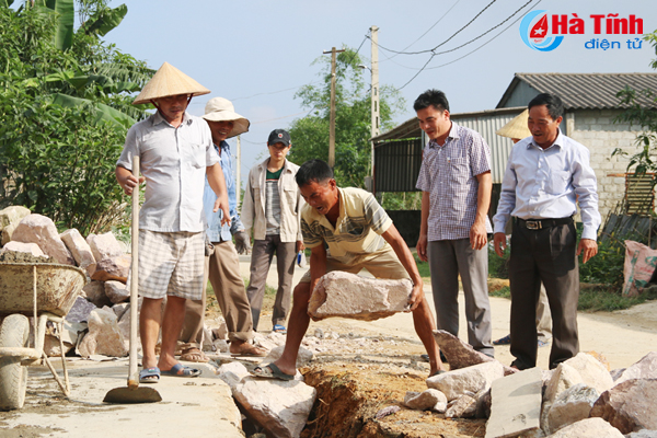 Người dân thôn Bình Minh giúp anh Đường Minh Sơn xây lại tường rào sau khi gia đình anh dỡ bỏ tường rào, nhường đất cho hành lang đường nội thôn.