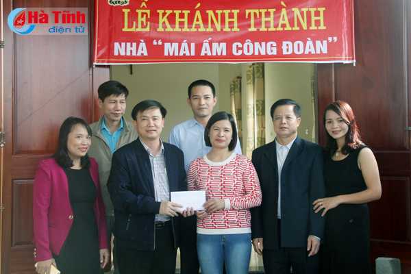 Lãnh đạo LĐLĐ tỉnh trao số tiền 40 triệu đồng hỗ trợ gia đình Nguyễn Thị Khuê