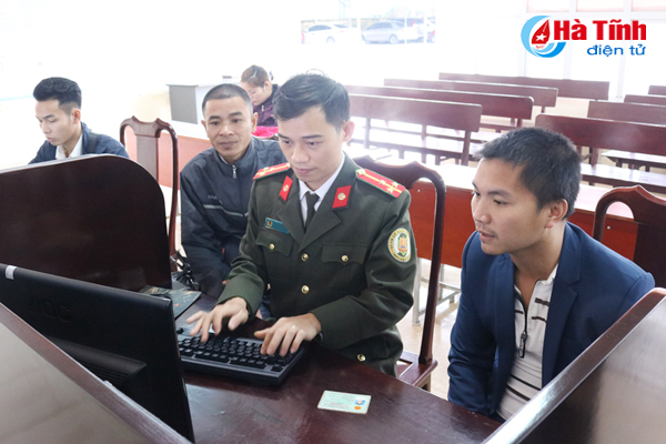 Hà Tĩnh: Gần 8.000 lượt đăng ký tờ khai điện tử làm hộ chiếu