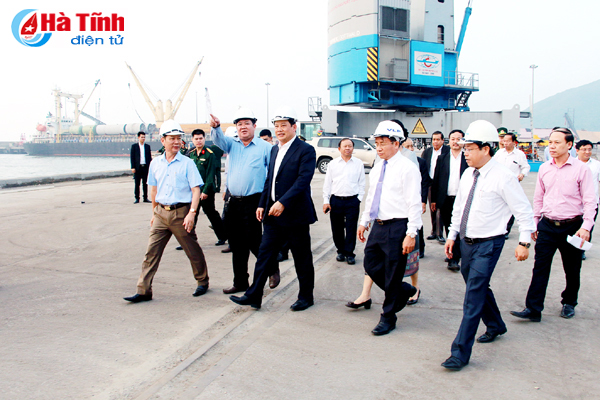 Phó Thủ tướng Chính phủ Lào Xỏn Xay Xỉ-phăn-đon cùng lãnh đạo Hà Tĩnh tham quan cảng Vũng Áng. Ảnh tư liệu (Thanh Hoài)