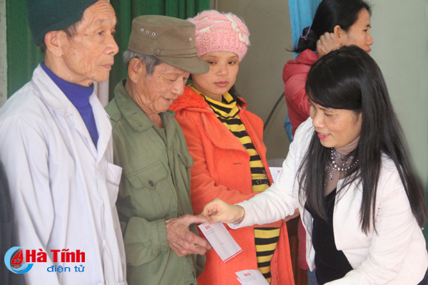 Báo Hà Tĩnh trao 30 suất quà cho gia đình khó khăn ở Thạch Bàn
