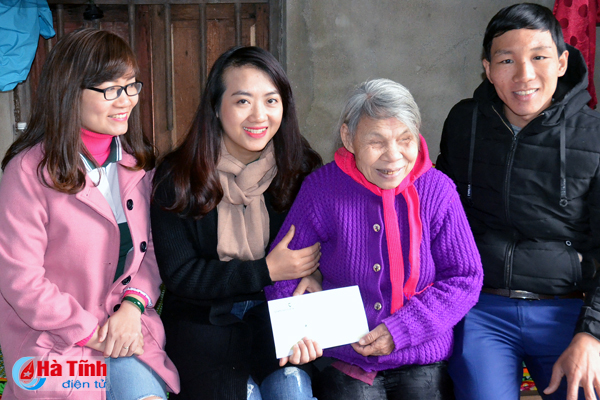 Vietcombank Hà Tĩnh trao 220 suất quà tết cho người nghèo
