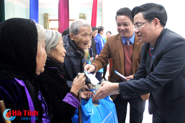 Sacombank Hà Tĩnh trao 150 suất quà tết cho người dân Kỳ Anh