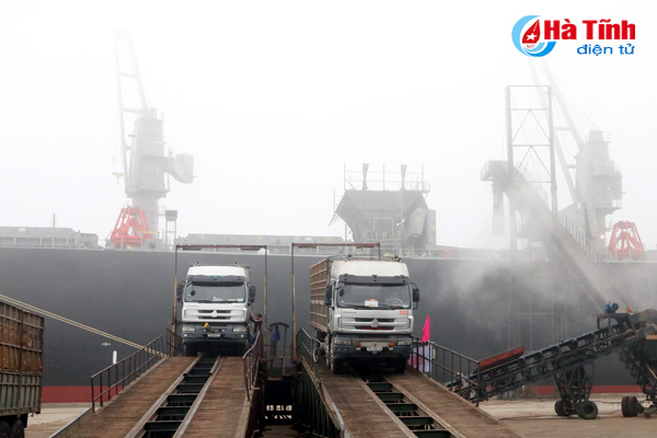Công ty CP cảng Quốc tế Lào – Việt bốc dỡ 85.085 tấn hàng hóa lên 4 tàu lớn tại Cảng Vũng Áng
