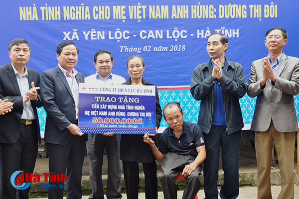 Trao 100 triệu đồng hỗ trợ xây 2 nhà nhân ái tại Can Lộc