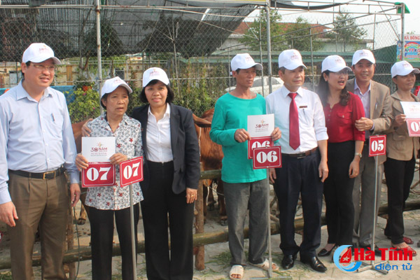 Agribank Hà Tĩnh trao tặng bò cho các hộ nghèo Can Lộc