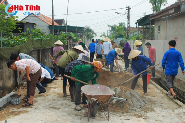 Cán bộ, công chức huyện Can Lộc cùng người dân làm nông thôn mới