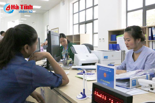 Cán bộ, viên chức giải quyết thủ tục hành chính tại Trung tâm Hành chính công Hà Tĩnh