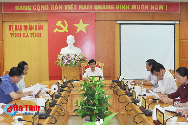 Phó Chủ tịch UBND tỉnh Đặng Quốc Vinh chủ trì cuộc họp.