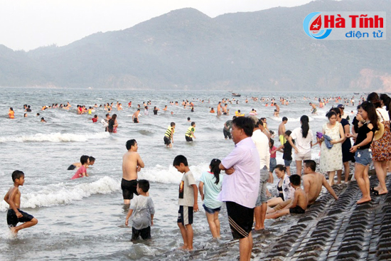 Biển Thạch Bằng (Lộc Hà, Hà Tĩnh) tấp nập du khách vào ngày 30/4/2017. Ảnh Quang Sáng