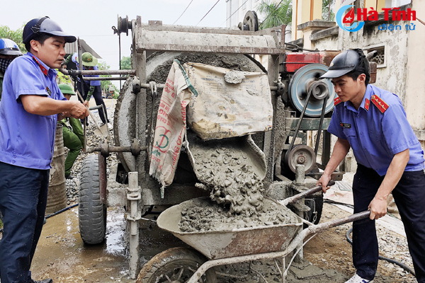 ĐVTN cùng người dân Thạch Đồng làm đường bê tông liên thôn