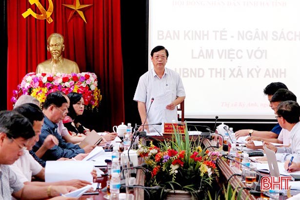 Trưởng ban Kinh tế ngân sách HĐND tỉnh Trần Viết Hậu chủ trì buổi làm việc