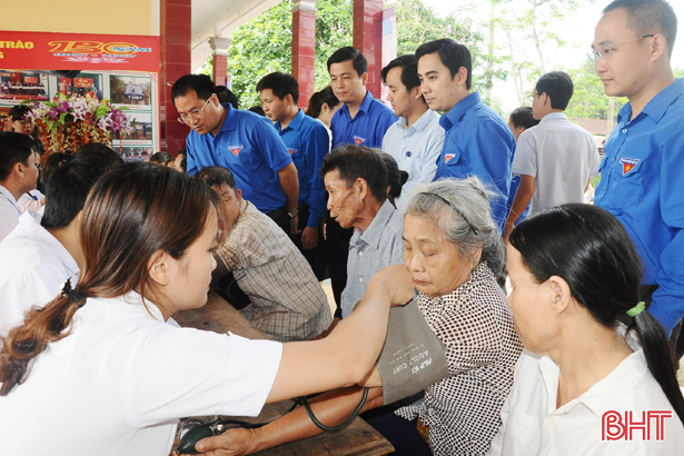 Gần 400 người dân Hương Khê được khám, cấp thuốc miễn phí