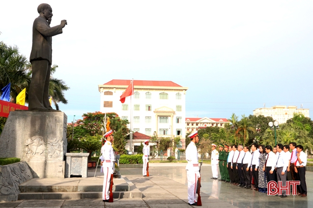 Lãnh đạo Hà Tĩnh dâng hương nhân kỷ niệm 128 năm ngày sinh Chủ tịch Hồ Chí Minh