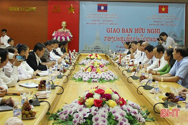 Huyện Khăm Cợt muốn học hỏi kinh nghiệm làm NTM của Vũ Quang