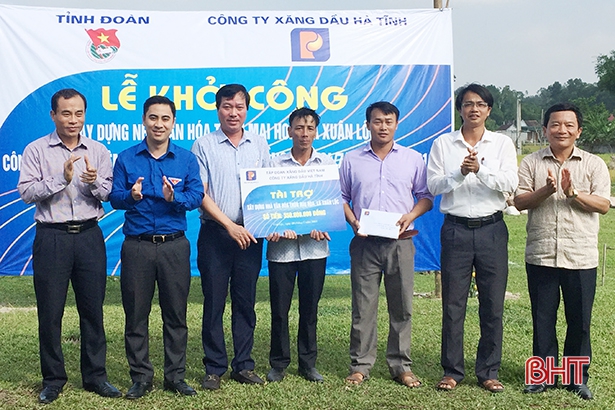Công ty Xăng dầu Hà Tĩnh và Tỉnh đoàn Hà Tĩnh trao số tiền 350 triệu đồng hỗ trợ xây dựng nhà văn hóa thôn Mai Hoa, xã Xuân Lộc