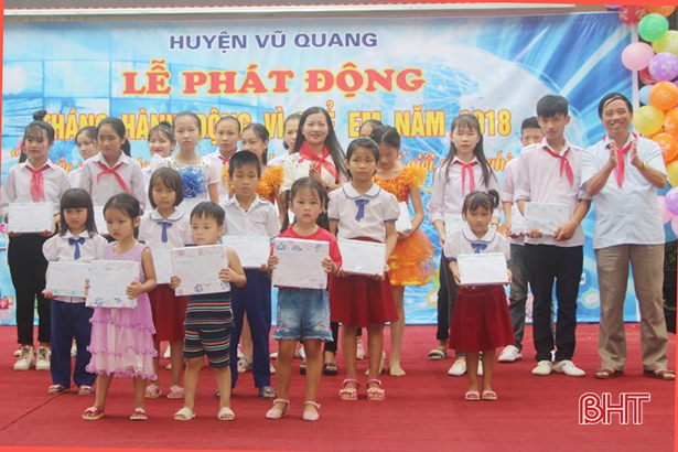 55 suất quà tặng học sinh hoàn cảnh khó khăn, học giỏi tại Vũ Quang