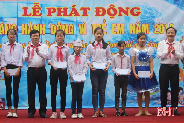 55 suất quà tặng học sinh hoàn cảnh khó khăn, học giỏi tại Vũ Quang